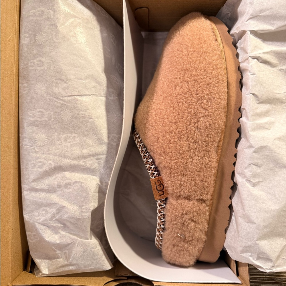 UGG Tan Shearling Slippers NEW big kids size 6 fits like an adult size 7 - Picture 2 of 8